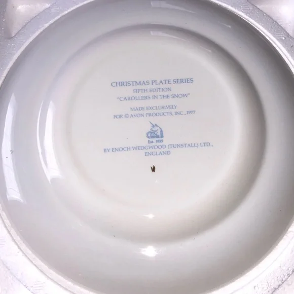 Vintage Avon, 1977 “Carollers in the‎ Snow” Christmas plate - Picture 5 of 7